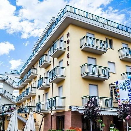 Hotel Corallo Джулианова Екстериор снимка
