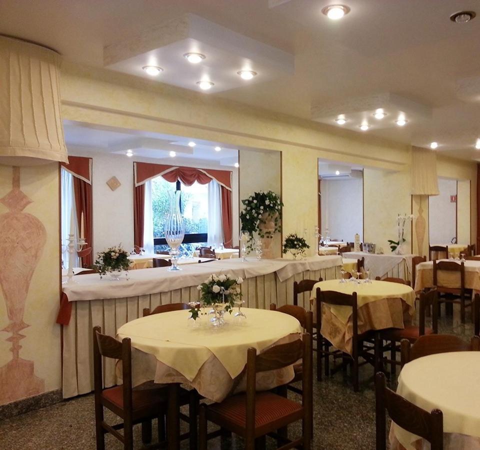 Hotel Corallo Джулианова Екстериор снимка
