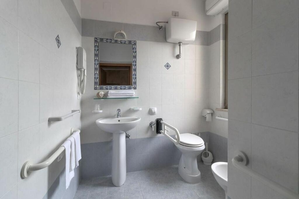 Hotel Corallo Джулианова Екстериор снимка