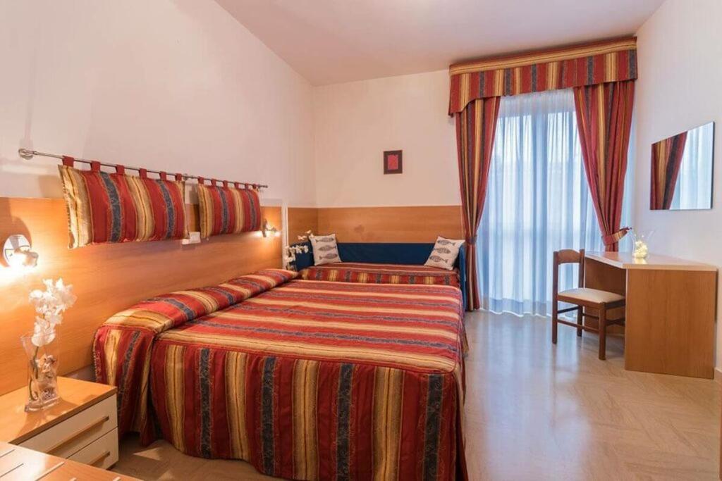 Hotel Corallo Джулианова Екстериор снимка